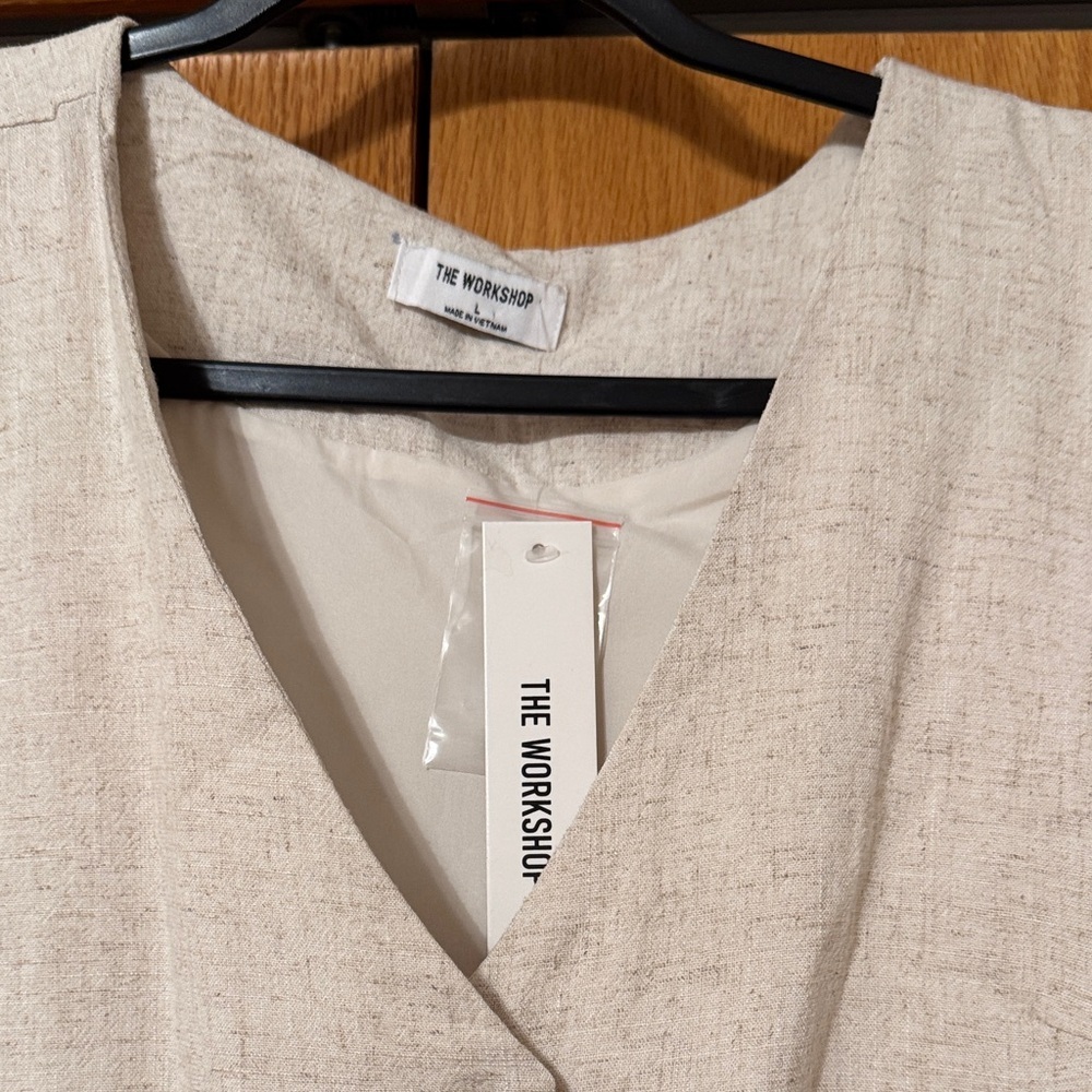 Boutique Beige cinched back Buttoned Vest Top - Picture 2 of 4